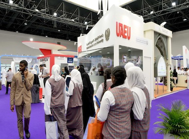 جناح جامعة الإمارات يثري معرض العين للتعليم والتوظيف باستقطابه الطلبة والخبرات الوظيفية الإماراتية 