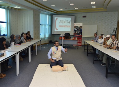 ملتقى أسرة جامعة الإمارات ينظم دورة إسعافات أولية بالتعاون مع هيئة الهلال الأحمر