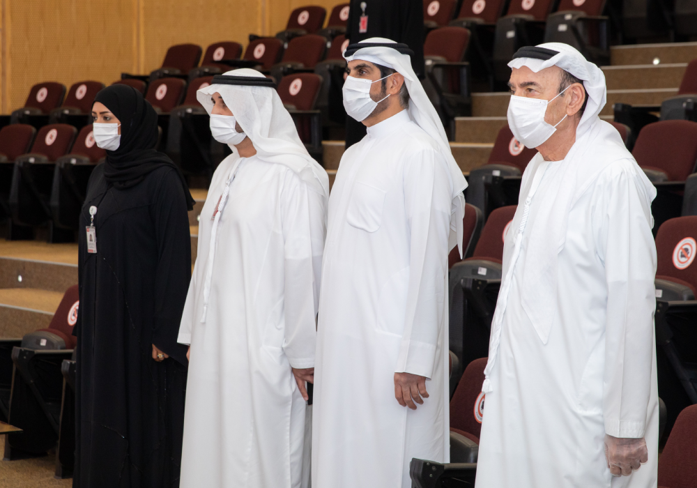 زكي نسيبة يُكرّم الموظفين والطلبة المشاركين في منصة جامعة الإمارات في معرض "جيتكس"