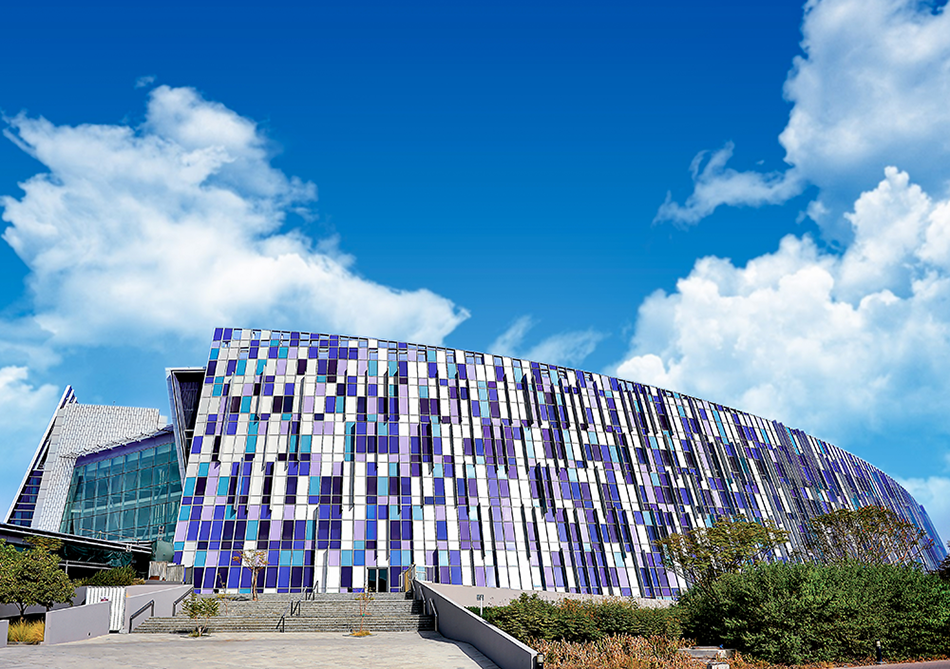 المبنى الهلالي بجامعة الإمارات 