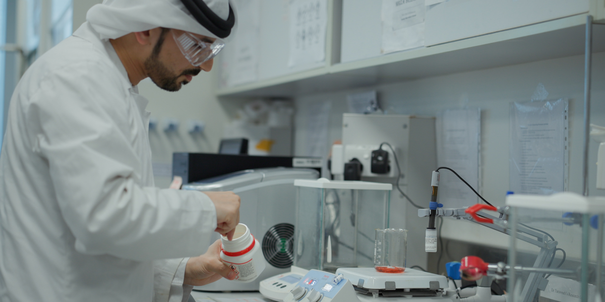 جامعة الإمارات تطوّر محفّزًا ضوئيًا لمعالجة المياه الملوّثة وإنتاج الهيدروجين