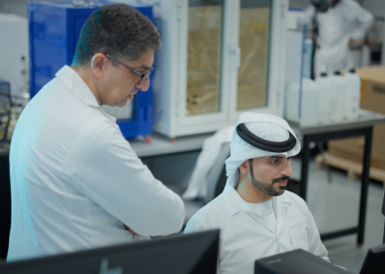 جامعة الإمارات تطوّر محفّزًا ضوئيًا لمعالجة المياه الملوّثة وإنتاج الهيدروجين